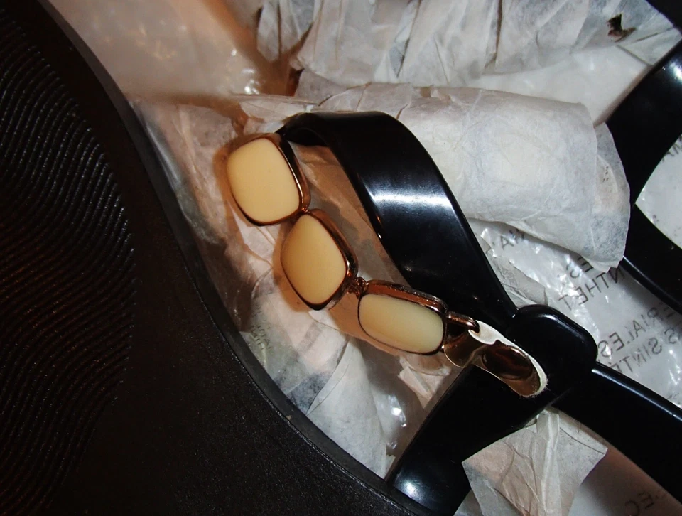 雅芳凉鞋 9 码黑色/象牙色上釉链丁字裤女式平底鞋新品 — 第 3/3 张图片