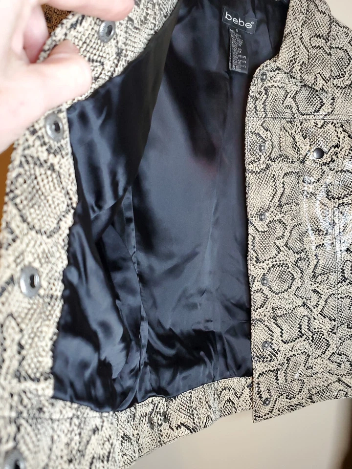 Chaqueta de cuero Bebe para mujer serpiente charol estilo camionero talla pequeña Foto 4 de 4