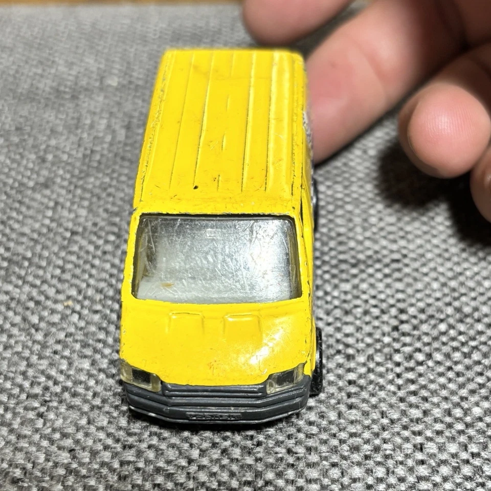 1986 年黄色福特 Transit 复古吉百利片压铸玩具 — 第 2/4 张图片
