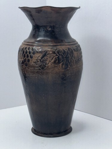 Vintage gehämmertes Messing 10 1/2" hohe Vase mit Trauben & Ranken Design
