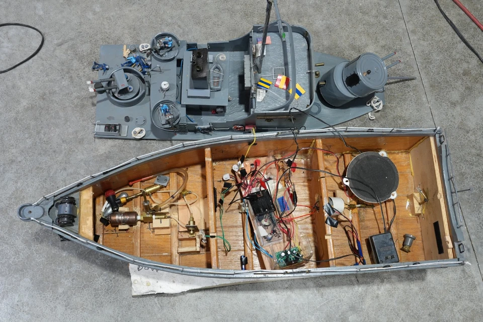 Modelo De Colección Barco Eléctrico Patrulla Militar Arte Popular Control Remoto PIEZAS RC Foto 3 de 4