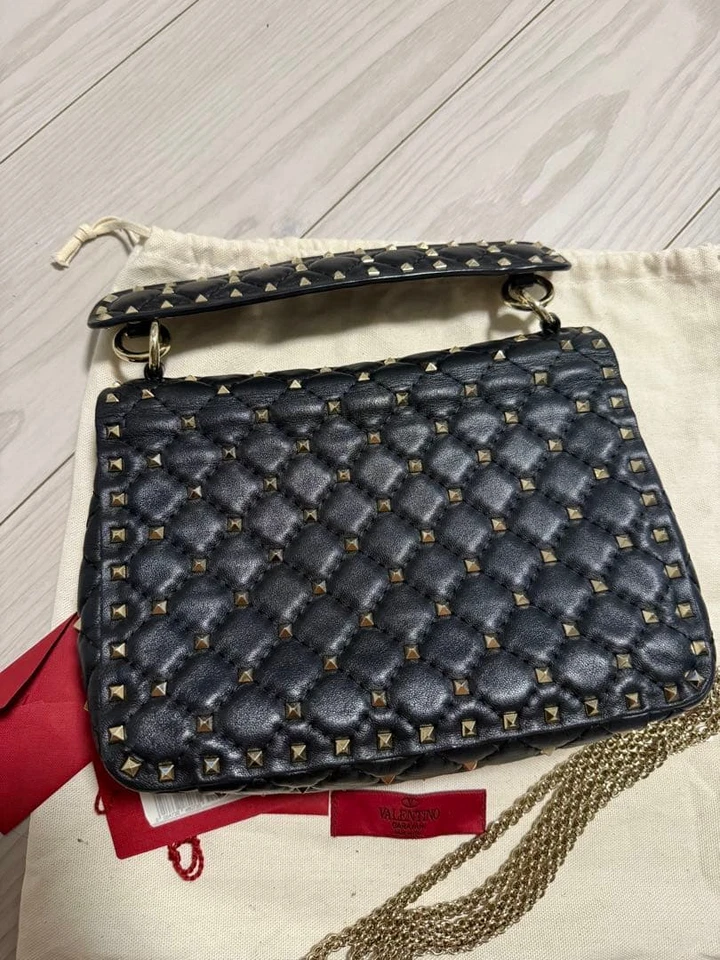 Bolso VALENTINO Garavani Rockstud Spike con cadena - Usado - Correa reparada - Imagen 3 de 4