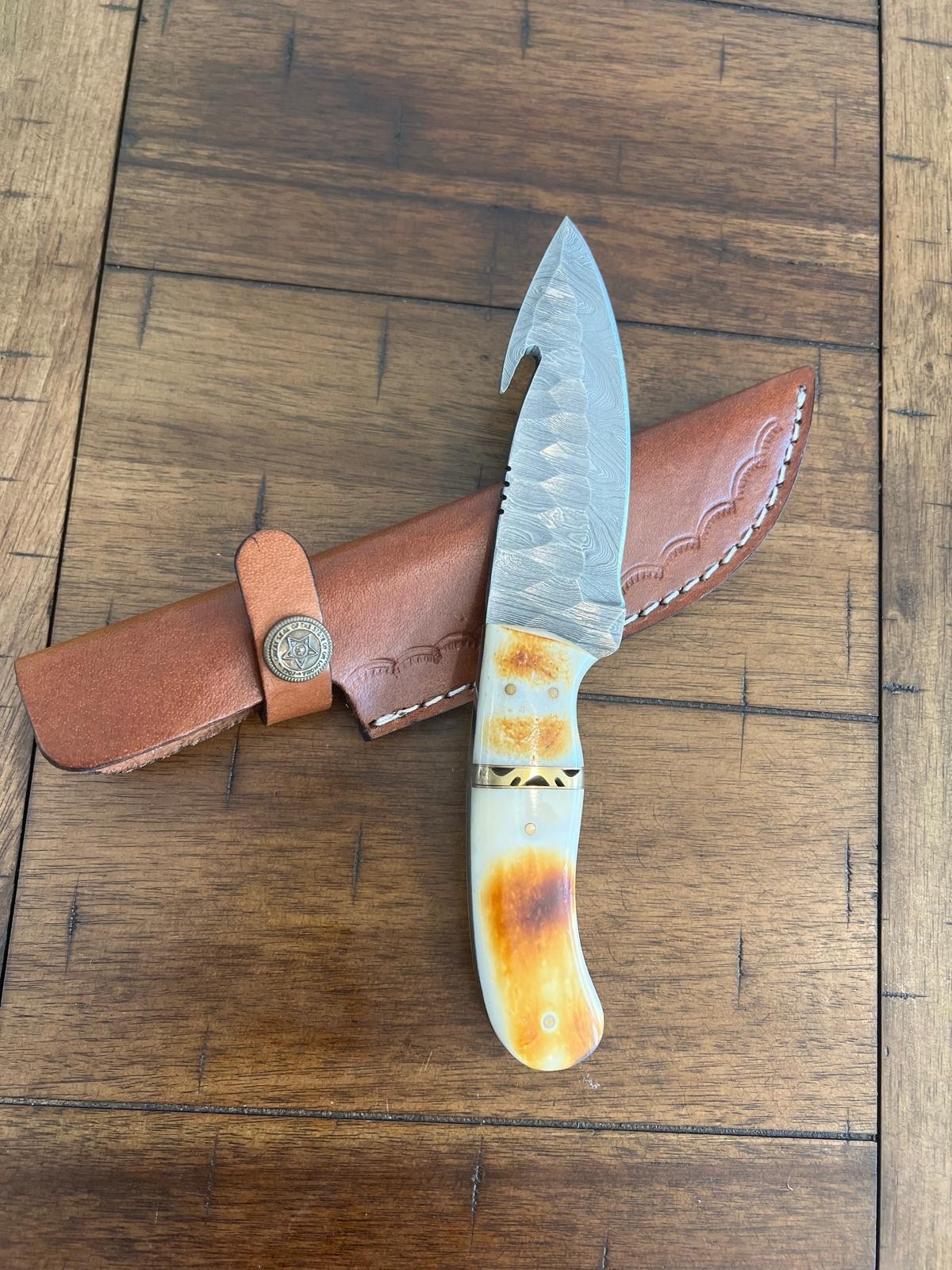 CUSTOM HANDMADE HAMMERED DAMASCUS BURNT BONE HANDLE KNIFE LEATHER SHEATH 112/3