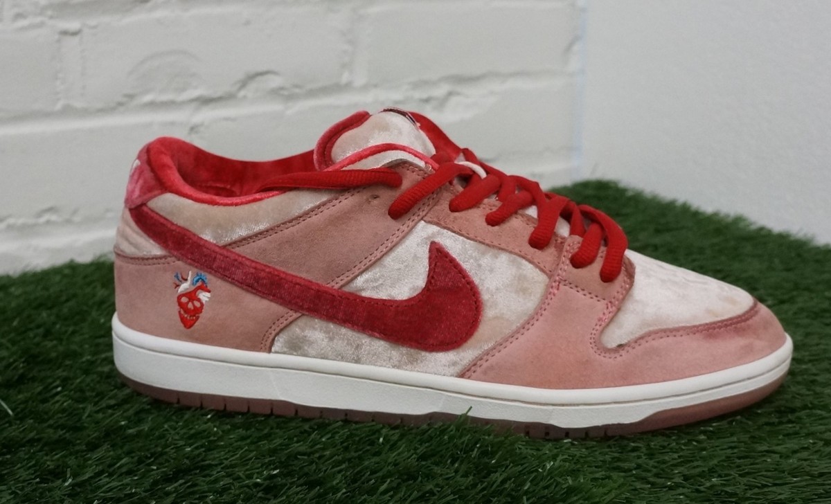 Nike Dunk Low SB Strangelove Valentine's Day Sneakers Size 11