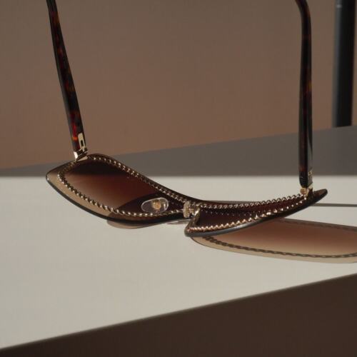 Chanel shield logo gold chain frame sunglasses - Picture 9 of 10