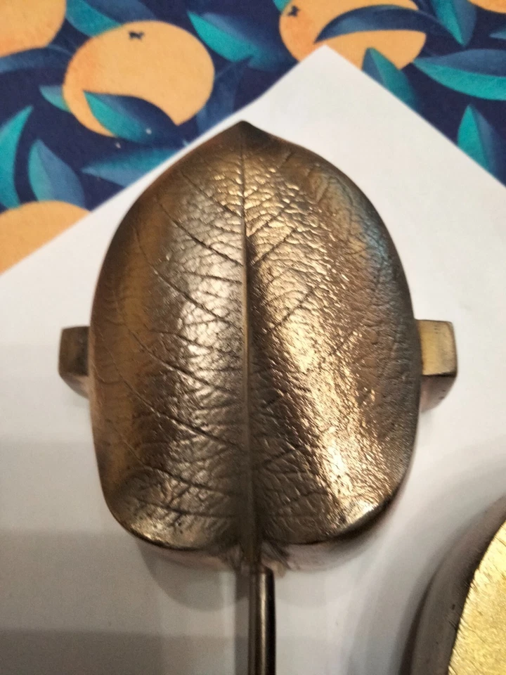 ancien fer a gaufrer les tissus et son emporte pièce datant des années 1870 - Photo 2/4