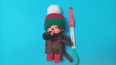 Sekiguchi Monchichi Figur ca. 20cm Höhe Wintermütze und Stiefel rot