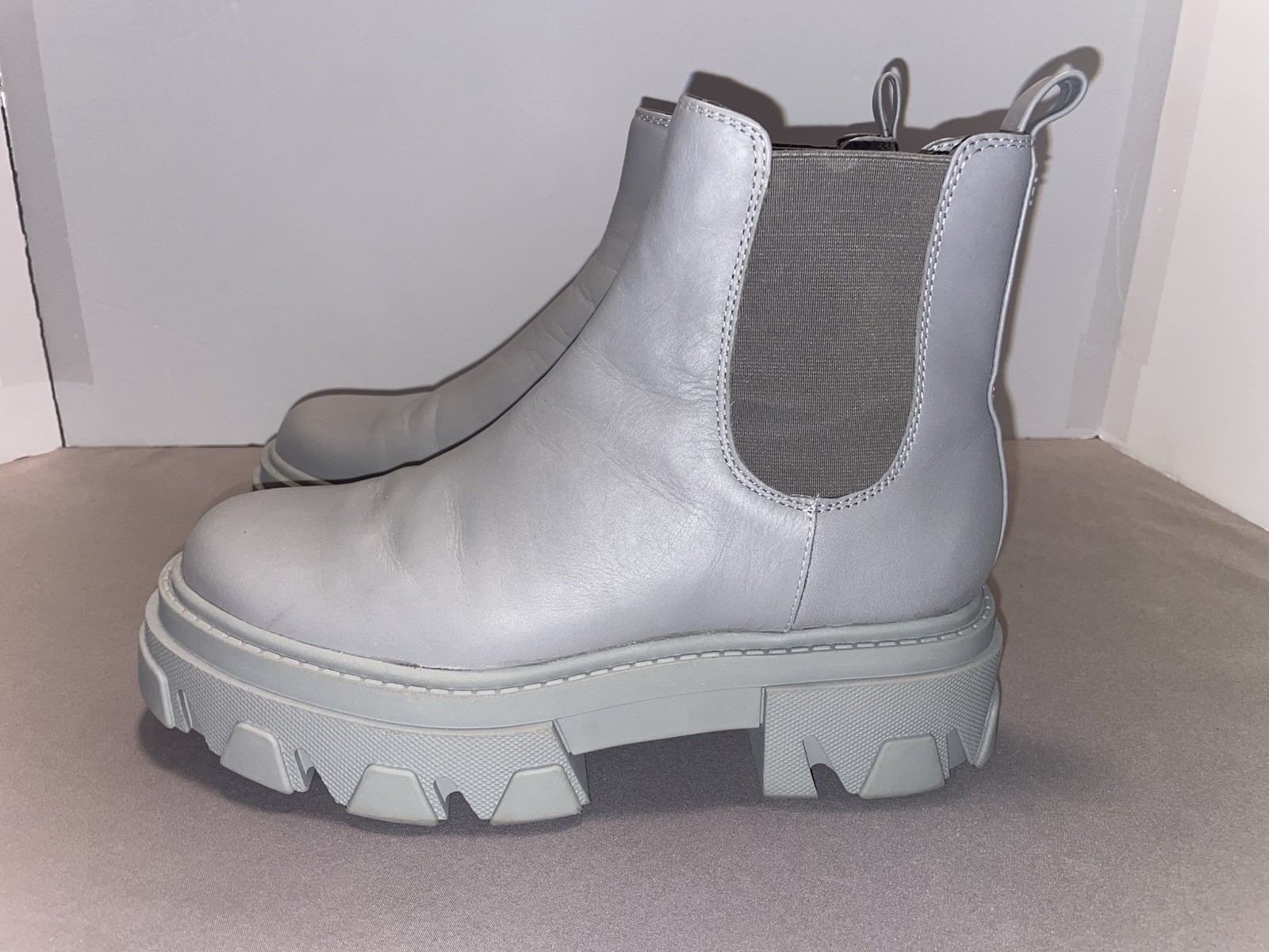 SAOLA Stivali Chelsea Sam Edelman taglia 7 5 Daelyn suola a strappo in pelle grigio ciottolo