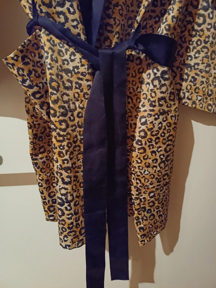 Leichter Satinmorgenmantel mit Bindeband innen u.außen,kaum getragen,Gr.38/40 - Bild 4 von 4