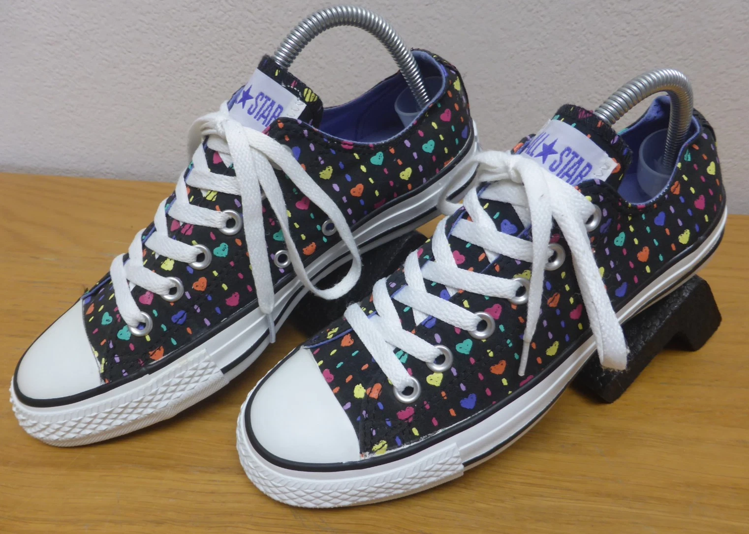 Converse All Star nere con cuore multicolore basse taglia 6 UK 8 US 537075C