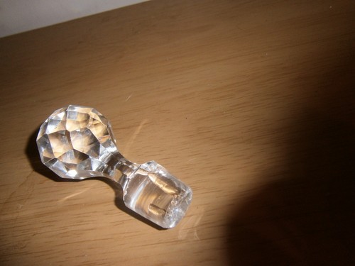 Vintage cut glass decanter stopper. LID ONLY. DAMAGED.8cm. 2cm diameter(E3) - Picture 6 of 7
