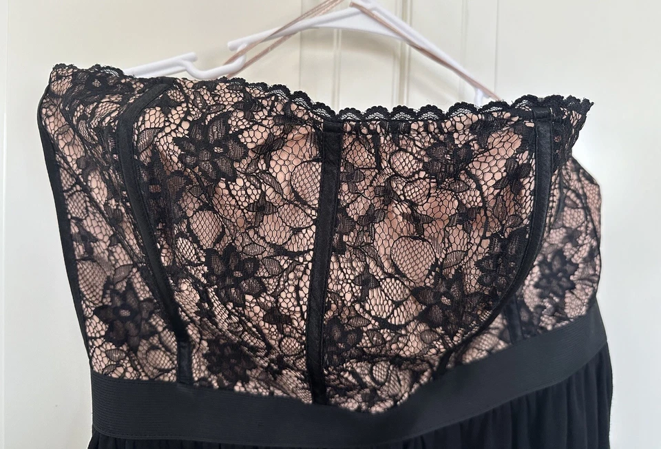 * NUEVO CON ETIQUETAS $60 ELLE Vestido Negro Corbata Belle Du Jour Encaje Sin Tirantes y Plisado Talla 16 Foto 2 de 4