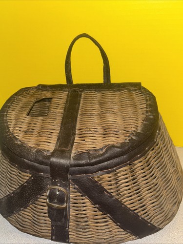 Vintage Wicker and Leather Fishing Creel Basket/Cabin Decor/Man Cave Study - Picture 5 of 15