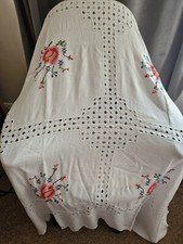 Tovaglia grande fatta a mano e ricamata a mano