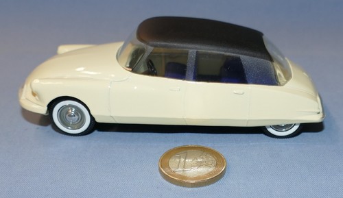 Solido Démontable Réédition par Verem 1/43 réf 368 : Citroën DS Berline (Blanc) - Foto 6 di 13