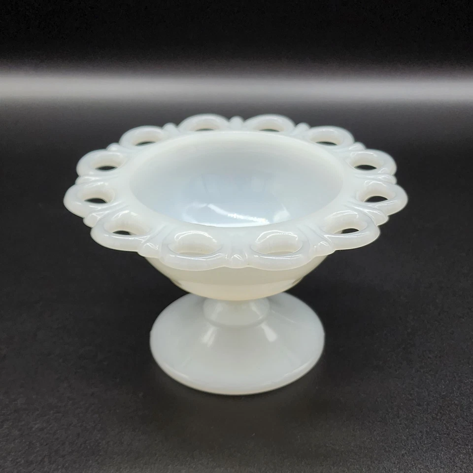 Plato de compota pedestal borde vieira encaje abierto vidrio leche Anchor Hocking 3,2" de alto Foto 3 de 4