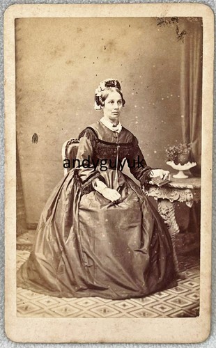 CDV DAME SITZEND IN MOTORHAUBE HÄLT ALBUM BUCH VON VARLEY CHELSEA LONDON ANTIK