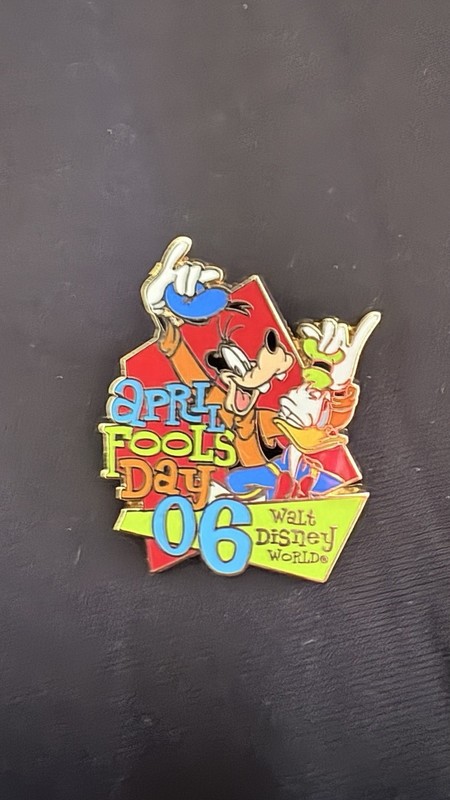 Disney Pin 45966 WDW Cast Exclusive April Fool's Day 2006 Goofy Donald LE 1000