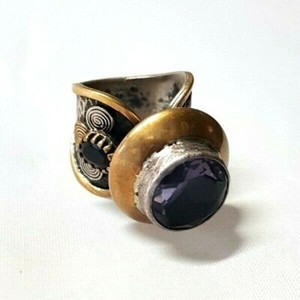 Authentic A beautiful 925 sterling silver ring in gold plated with amethyst inlay