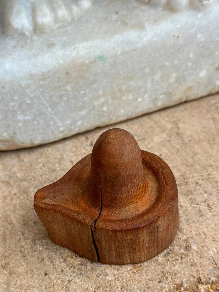 Antigua escultura de madera hecha a mano del dios hindú Shiva Linga Foto 2 de 4