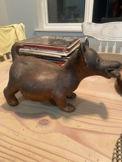 Escultura efigie perro cerámica estilo precolombino Colima con acabado marrón y