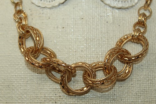 Beautiful Goldtone Circle Loop 18-21" Necklace