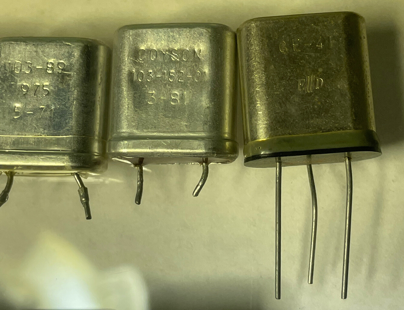 MIXED LOT OF 20 VTG HAM / RADIO CRYSTALS JK & CERAMIC HOLDERS