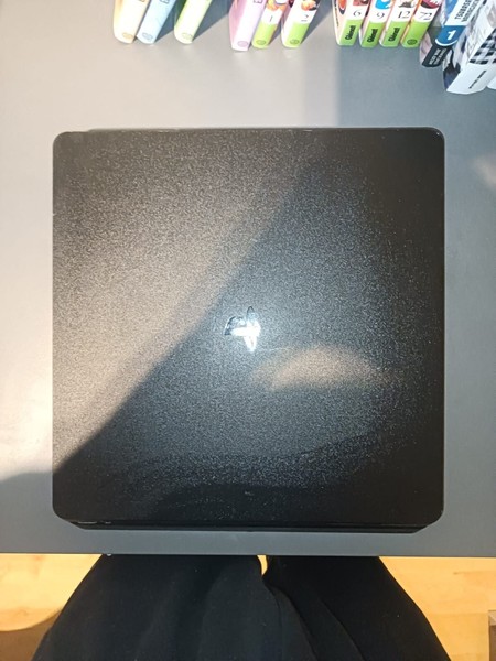 Consola - Sony PS4 Slim, 500 GB, Negro + volante + pedales + 2 mandos