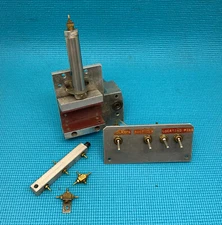 LOT CLIPPARD PNEUMATIC SWITCHES 2 TV-3S and 1 MTV-5 with CLAMPING VISE FIXTURE