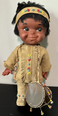 Vintage Regal Canadian Native American 12'' Puppe im Wildleder Outfit mit Trommel *RAR*