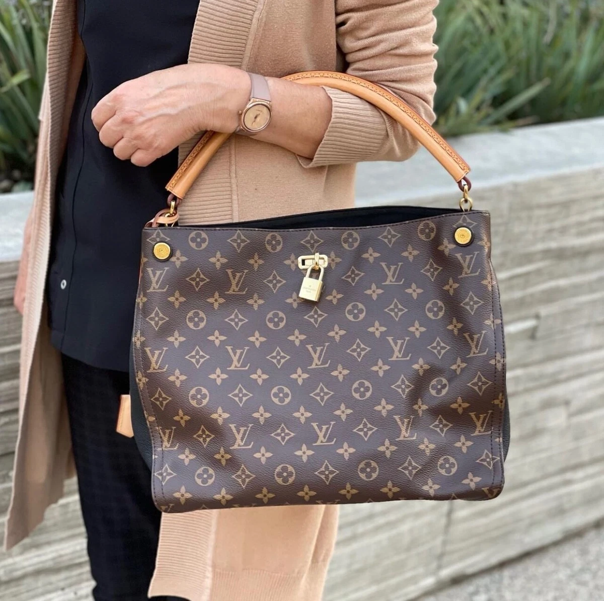 Louis Vuitton Gaia Hobo