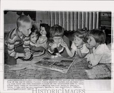 1963 Press Photo Andrew Fischer's children read the newspaper in Aberdeen, SD