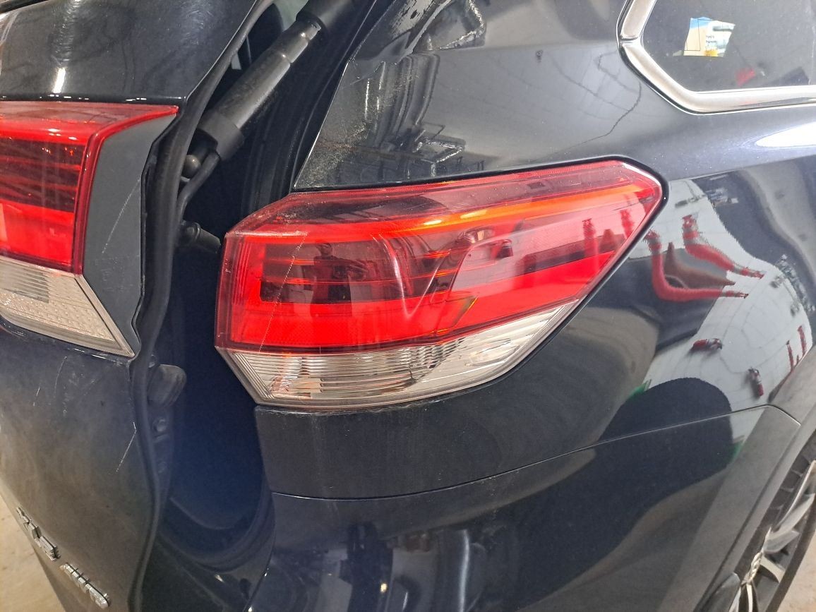 2017-2019 Toyota Highlander Right Passenger Tail Light Quarter Panel Mounted Oem