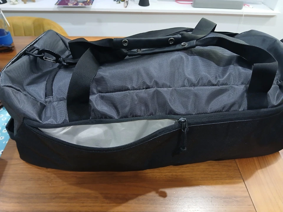 Bolsa de viaje impermeable High Sierra de 25,6 pulgadas Foto 3 de 4