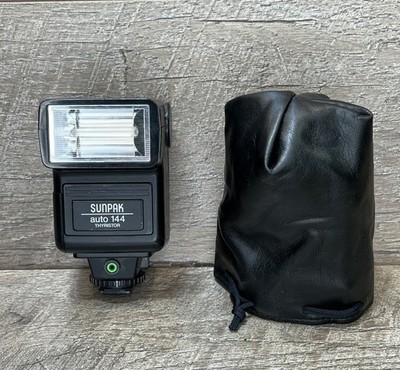 Sunpak Auto 144 Thyristor Multi-dedicated TTL flash w/ Travel Bag - Works GREAT!