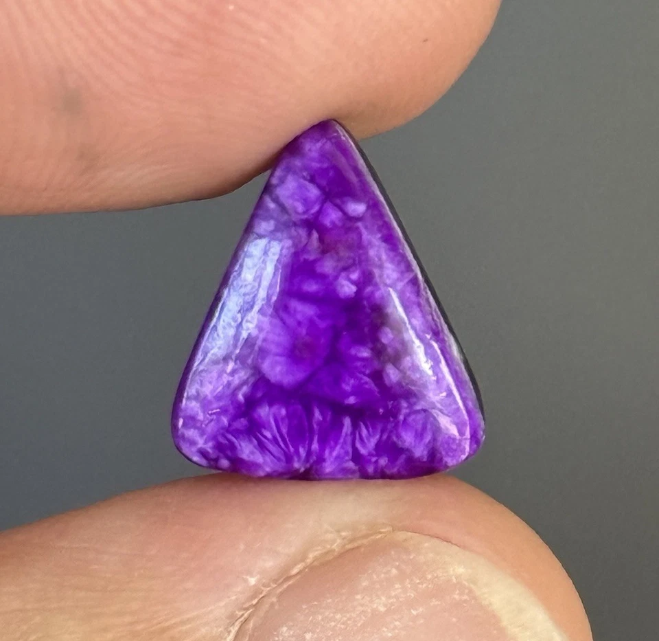 Gema de anillo de cabujón con respaldo de triángulo de sugilita púrpura fino de 6 quilates 13,5 x 11,4 x 4 mm Foto 2 de 4