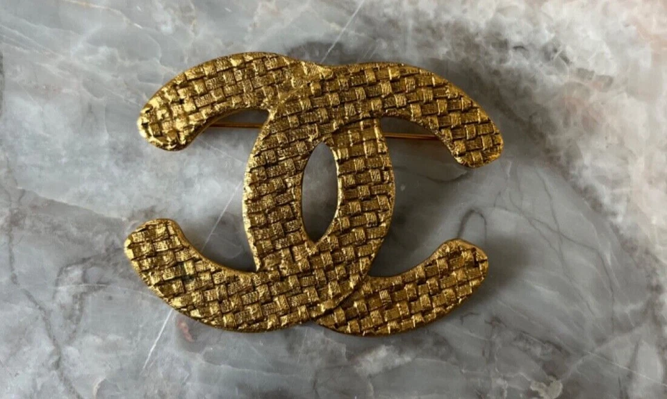 Pin CC chapado en oro auténtico Chanel 2009 hecho en Francia Foto 4 de 4