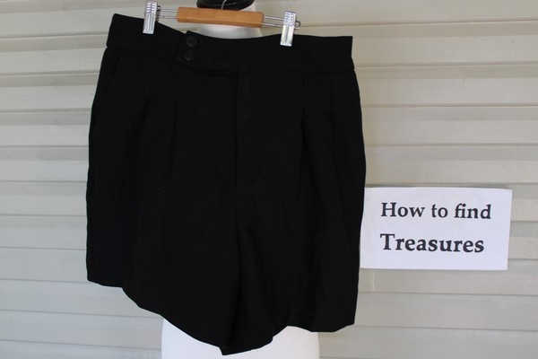 ZQ 44) SIZE 12 DECJUBA BLACK DRESS SHORTS