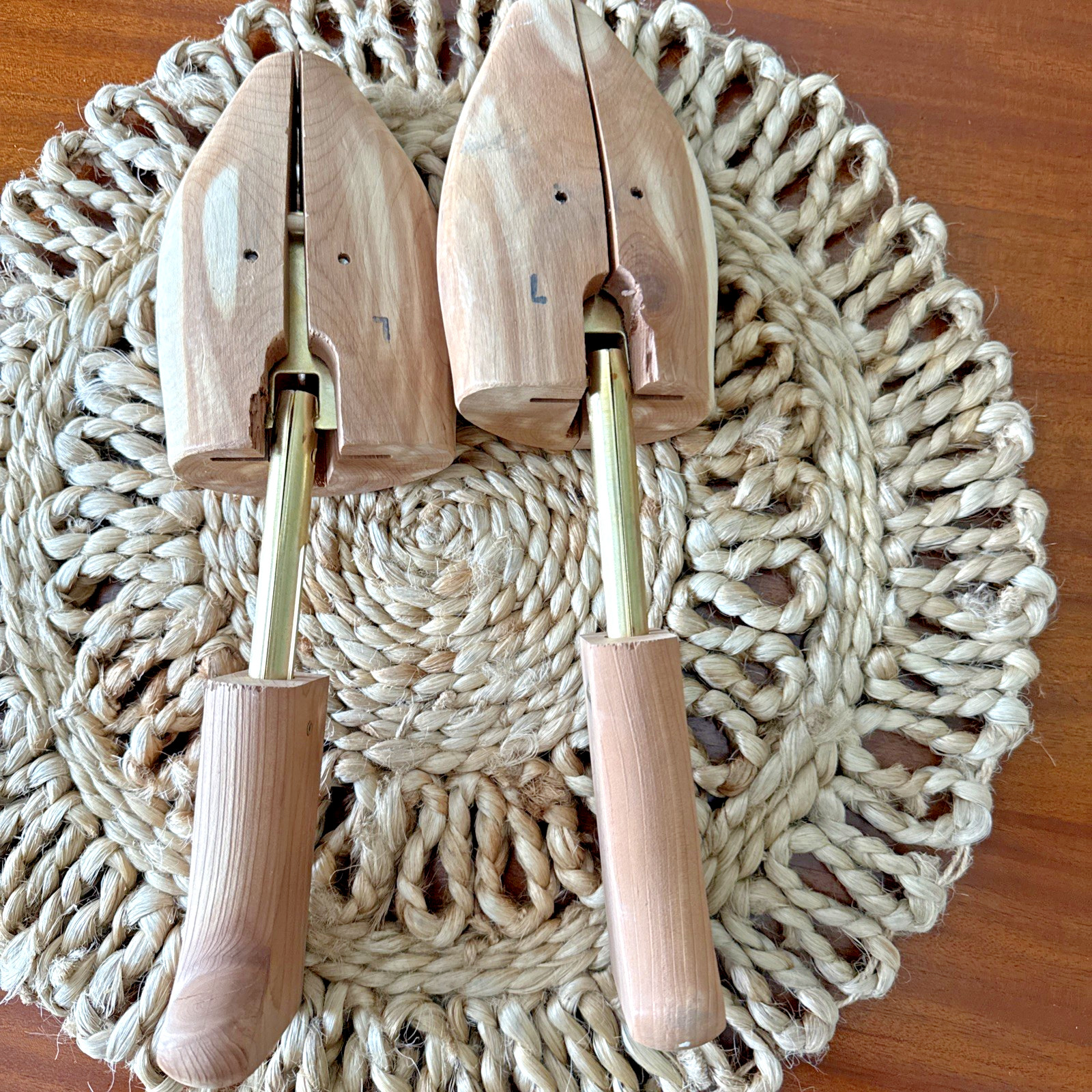 Bostonian Men's Shoe Tree Adjustable Shaper Insert Pair Size Large Cedar Wood