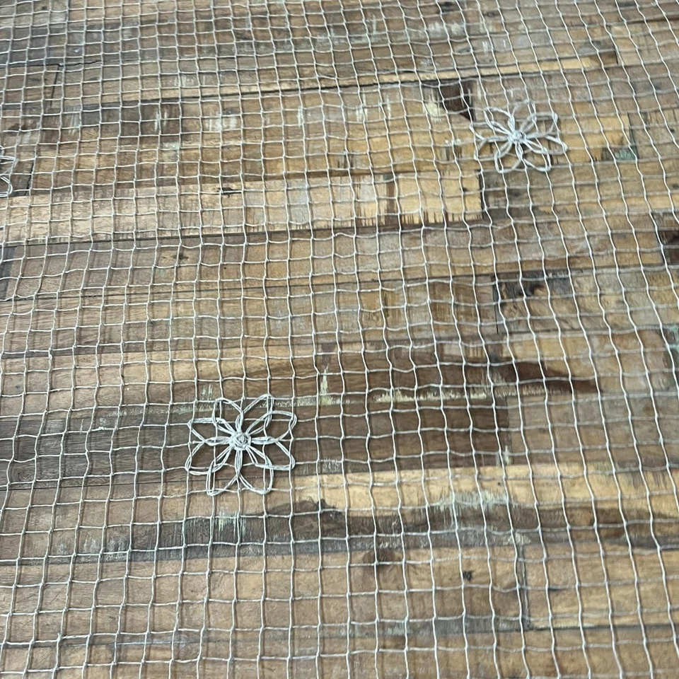 Cortina Multiuso Flecos Red Crochet Vintage Floral Ondulada Beige 112" x 90" Foto 2 de 4