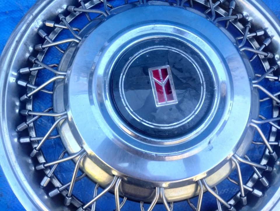 Oldsmobile Delta 88 1989 1990 1991 14" pulgadas cable radios tapacubos cubierta de rueda en muy buena condición Foto 3 de 4