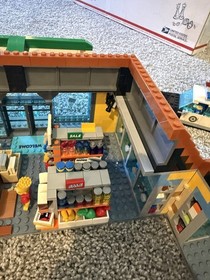 LEGO The Simpsons: Kwik-E-Mart (71016) With Minifigures And Instructions Retired
