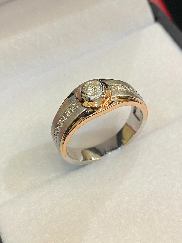 Alianza de boda redonda de 0,35 quilates pavé de diamantes de corte brillante para hombre en oro de 14 quilates Foto 3 de 4