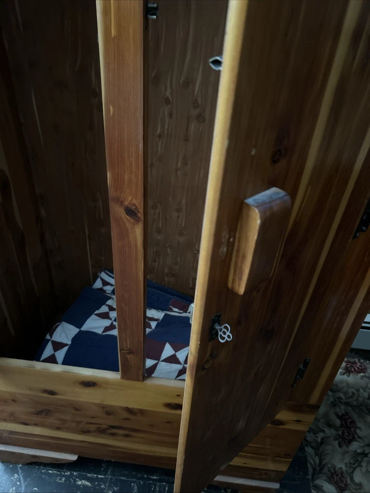 Armario antiguo de cedro (aproximadamente 80 años)... Foto 3 de 3