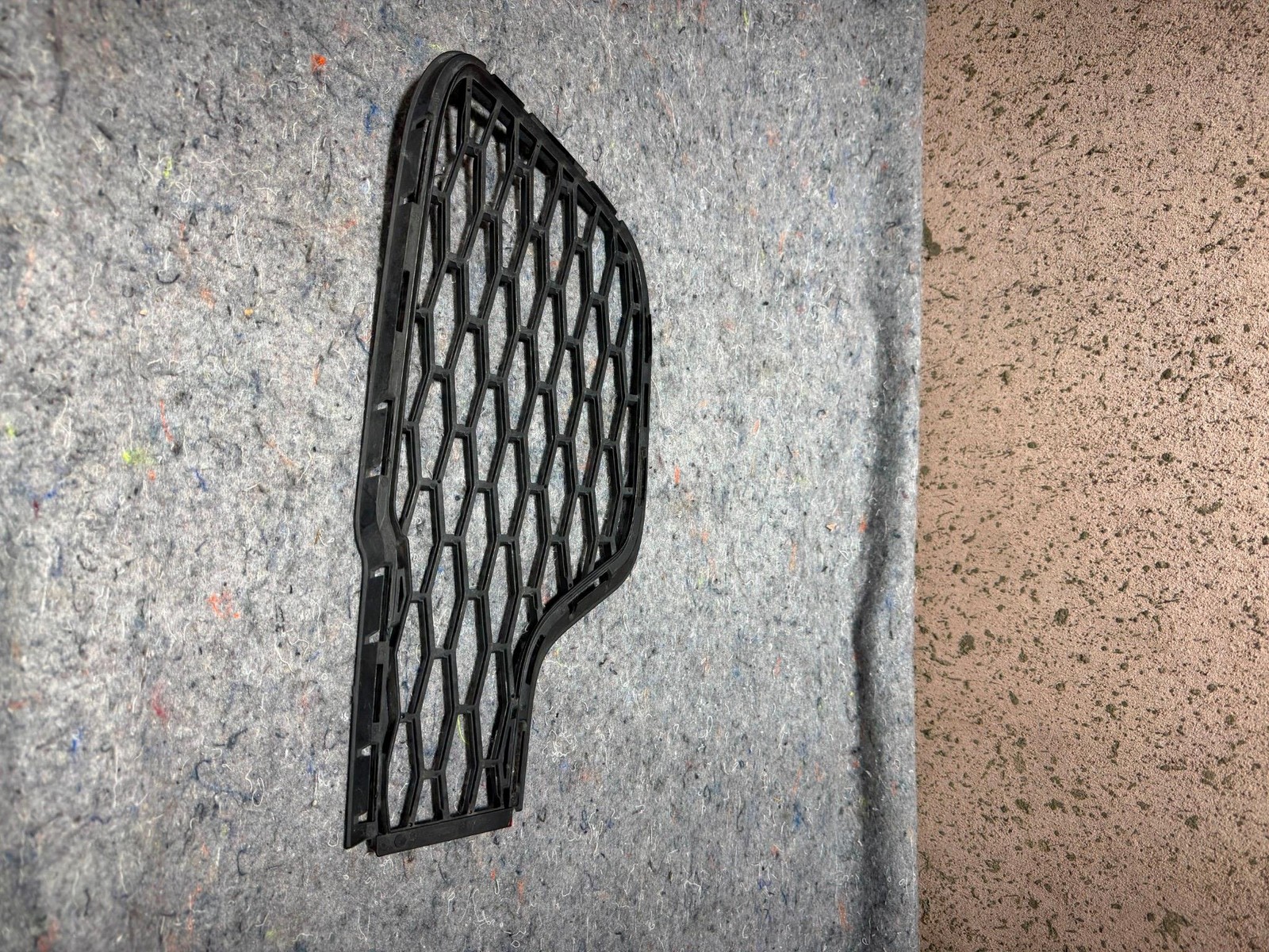 14-17 MASERATI GHIBLI FRONT RIGHT BUMPER LOWER GRILLE BEZEL COVER 670010765 OEM