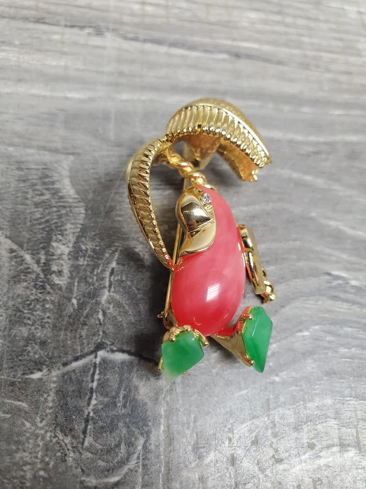 KJL Kenneth Jay Lane 粉红色绿色 Lucite 鹦鹉棕榈树水钻眼胸针 — 第 3/4 张图片