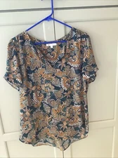 DR2 Poly  Pleated Back  V-Neck Short Sleeve  Hi-Low Hem Top Size L Paisley