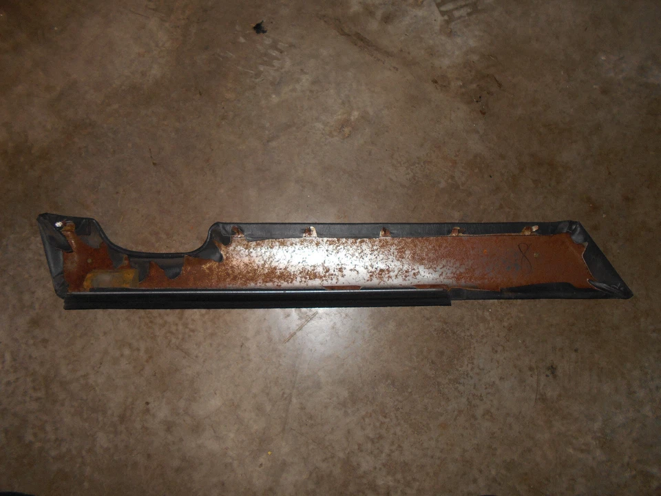 93-96 Geo Prizm Dark Charcoal Grey RH Rear Door Panel Upper Chrome Strip Section - Изображение 2 из 4