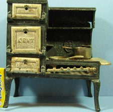 KENT ORIGINAL OLD CAST IRON TOY COOK STOVE  TWO MATCHING PANS T39