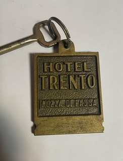 ANTIQUE VINTAGE HOTEL TRENTO POZZA DI FASSA ITALY BRONZE KEY FOB ROOM 311